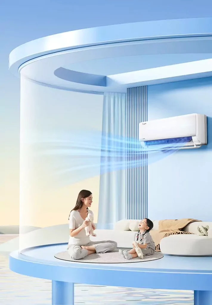 أم وطفلها يلعبان براحة تحت مكيف قوي وبارد في غرفة أنيقة باللون الأزرق.