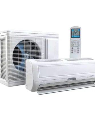 وحدة تكييف سبليت (الجزء الداخلي والخارجي) وجهاز التحكم عن بعد الخاص بها، على خلفية بيضاء.