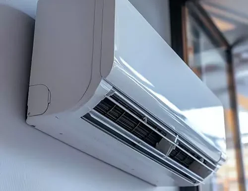 وحدة تكييف سبليت بيضاء حديثة مركبة على الحائط في غرفة نظيفة.